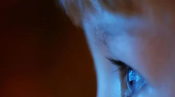 تأثير جلوس الأطفال أمام الشاشات على نمو الدماغ كيف يعيق التعرض المستمر التطور العصبي للرضع؟ 1